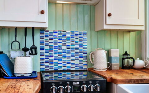 The Wash House, Kingsand: Keuken, Toestel Van De Keuken, Major Appliance, Countertop, Kamer, Small Appliance, Fornuis, Huishoudapparatuur, Verf, Fornuis