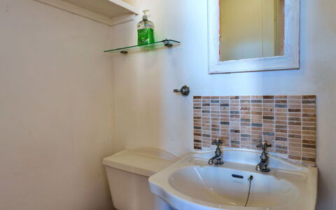 The Wash House, Kingsand: Badkamer, Wastafel In De Badkamer, Loodgieterswerkinrichting, Muur, Interieur Ontwerp, Wastafel, Flooring, Verdieping, Kraan, Loodgieter