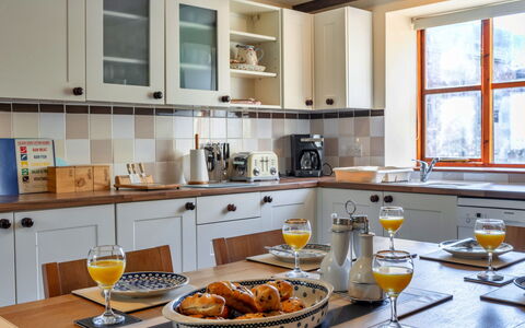 Mill Cottage, Great Houndbeare Farm: Keuken, Countertop, Meubilair, Toestel Van De Keuken, Cabinetry, Interieur Ontwerp, Hout, Flooring, Major Appliance, Plafond