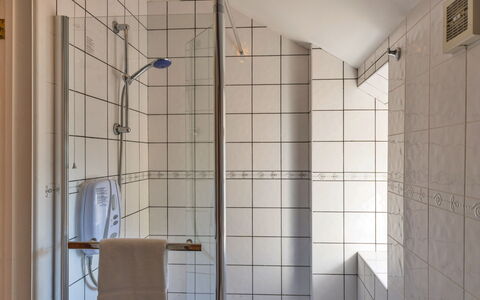 Mill Cottage, Great Houndbeare Farm: Badkamer, Loodgieterswerkinrichting, Flooring, Verdieping, Interieur Ontwerp, Loodgieter, Douche, Tegel, Douchekop, Kraan