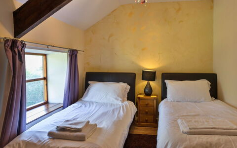Mill Cottage, Great Houndbeare Farm: Muur, Bed, Slaapkamer, Hout, Laken, Interieur Ontwerp, Bedding, Flooring, Verdieping, Bed Frame