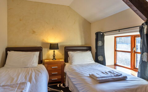 Mill Cottage, Great Houndbeare Farm: Muur, Hout, Bed, Slaapkamer, Interieur Ontwerp, Verdieping, Flooring, Meubilair, Plafond, Laken