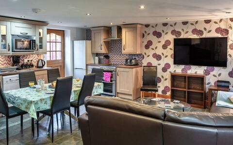 Ivy Cottage, Great Houndbeare Farm: Meubilair, Interieur Ontwerp, Hout, Flooring, Verdieping, Kamer, Plafond, Bankstel, Verlichting, Keuken