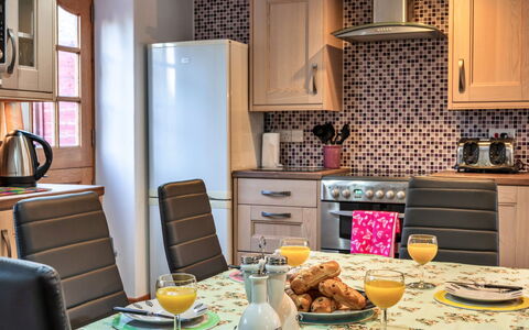 Ivy Cottage, Great Houndbeare Farm: Meubilair, Keuken, Toestel Van De Keuken, Interieur Ontwerp, Major Appliance, Countertop, Flooring, Cabinetry, Tableware, Kamer