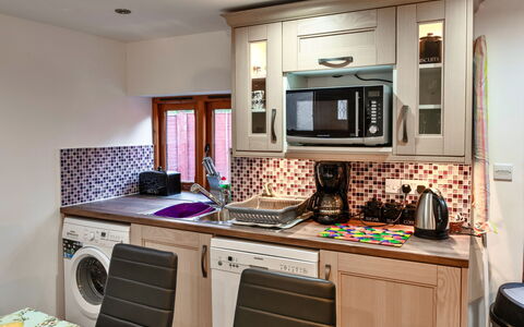 Ivy Cottage, Great Houndbeare Farm: Wasmachine, Toestel Van De Keuken, Major Appliance, Keuken, Interieur Ontwerp, Wasruimte, Wasdroger, Huishoudapparatuur, Countertop, Meubilair