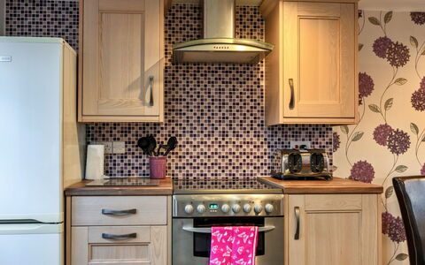 Ivy Cottage, Great Houndbeare Farm: Keuken, Cabinetry, Major Appliance, Toestel Van De Keuken, Countertop, Flooring, Interieur Ontwerp, Meubilair, Lade, Verdieping