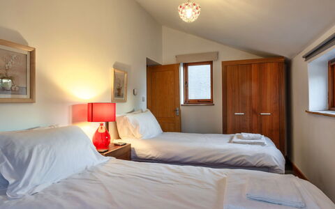 Ivy Cottage, Great Houndbeare Farm: Muur, Hout, Bed, Slaapkamer, Verdieping, Plafond, Interieur Ontwerp, Meubilair, Flooring, Laken