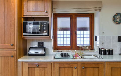 Cob Barn, Great Houndbeare Farm: Cabinetry, Keuken, Countertop, Toestel Van De Keuken, Hout, Meubilair, Interieur Ontwerp, Major Appliance, Kast, Kamer