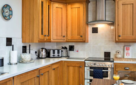 Cob Barn, Great Houndbeare Farm: Keuken, Countertop, Toestel Van De Keuken, Cabinetry, Major Appliance, Hout, Interieur Ontwerp, Flooring, Meubilair, Huishoudapparatuur