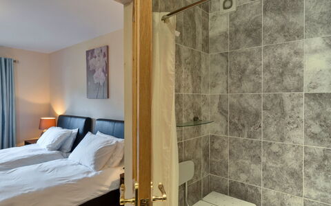 Cob Barn, Great Houndbeare Farm: Interieur Ontwerp, Flooring, Meubilair, Verdieping, Hout, Bed, Kamer, Plafond, Verlichting, Slaapkamer