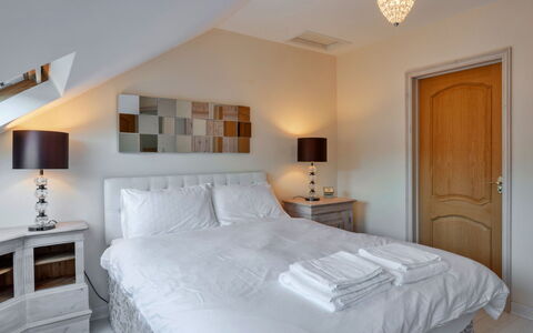 Cob Barn, Great Houndbeare Farm: Meubilair, Bed, Slaapkamer, Interieur Ontwerp, Bedding, Laken, Hout, Plafond, Verdieping, Flooring