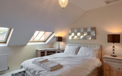 Cob Barn, Great Houndbeare Farm: Meubilair, Bed, Interieur Ontwerp, Slaapkamer, Bedding, Laken, Plafond, Hout, Verdieping, Flooring