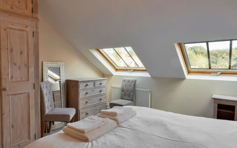 Cob Barn, Great Houndbeare Farm: Bed, Meubilair, Interieur Ontwerp, Slaapkamer, Flooring, Hout, Verdieping, Laken, Bedding, Plafond
