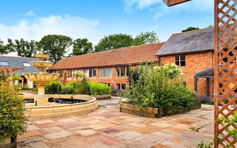 Cob Barn, Great Houndbeare Farm: Tuin, Landgoed, Landscaping, Werf, Oprit, Flagstone, Binnenplaats, Gang, Steen, Eco Hotel