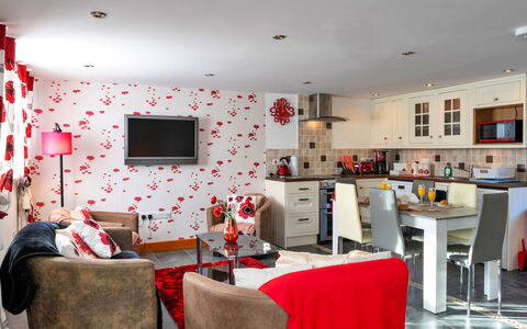 Poppy Cottage, Great Houndbeare Farm: Meubilair, Interieur Ontwerp, Rood, Woonkamer, Bankstel, Plafond, Kamer, Flooring, Huis, Verlichting