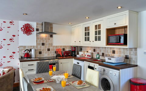 Poppy Cottage, Great Houndbeare Farm: Keuken, Toestel Van De Keuken, Major Appliance, Countertop, Interieur Ontwerp, Meubilair, Cabinetry, Flooring, Plafond, Kamer