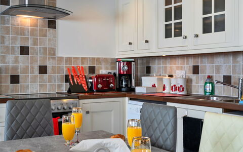 Poppy Cottage, Great Houndbeare Farm: Keuken, Toestel Van De Keuken, Countertop, Interieur Ontwerp, Meubilair, Major Appliance, Flooring, Cabinetry, Small Appliance, Kamer