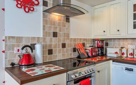 Poppy Cottage, Great Houndbeare Farm: Keuken, Toestel Van De Keuken, Countertop, Major Appliance, Interieur Ontwerp, Cabinetry, Fornuis, Fornuis, Flooring, Huishoudapparatuur