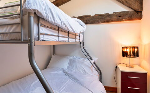 Poppy Cottage, Great Houndbeare Farm: Bed, Slaapkamer, Bedding, Laken, Interieur Ontwerp, Meubilair, Linens, Bed Frame, Verdieping, Hoofdkussen