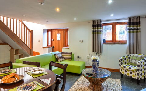 Lime Cottage, Great Houndbeare Farm: Interieur Ontwerp, Meubilair, Flooring, Plafond, Verdieping, Kamer, Bankstel, Huis, Woonkamer, Verlichting