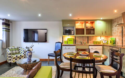 Lime Cottage, Great Houndbeare Farm: Meubilair, Interieur Ontwerp, Plafond, Flooring, Bankstel, Verdieping, Kamer, Verlichting, Tafel, Woonkamer