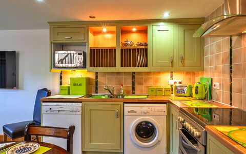 Lime Cottage, Great Houndbeare Farm: Keuken, Toestel Van De Keuken, Major Appliance, Interieur Ontwerp, Wasmachine, Countertop, Flooring, Meubilair, Cabinetry, Plafond