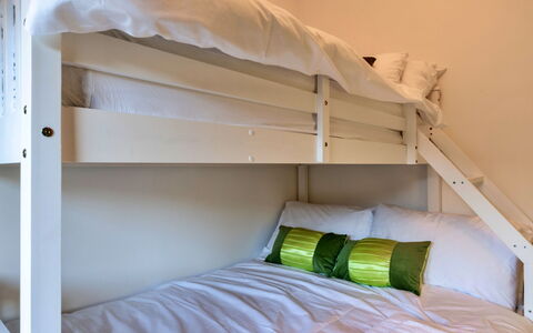 Lime Cottage, Great Houndbeare Farm: Bed, Bedding, Slaapkamer, Interieur Ontwerp, Laken, Meubilair, Stapelbed, Hout, Flooring, Verdieping