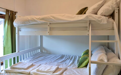 Lime Cottage, Great Houndbeare Farm: Bed, Meubilair, Bedding, Slaapkamer, Stapelbed, Interieur Ontwerp, Laken, Verdieping, Hout, Flooring