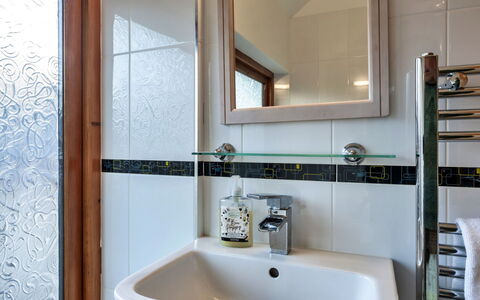 Lime Cottage, Great Houndbeare Farm: Loodgieterswerkinrichting, Badkamer, Interieur Ontwerp, Kraan, Wastafel In De Badkamer, Flooring, Wastafel, Loodgieter, Verdieping, Spiegel