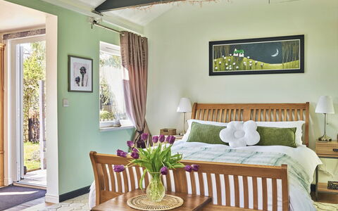 Snuggery: Meubilair, Interieur Ontwerp, Bed, Slaapkamer, Hout, Flooring, Bedding, Verdieping, Plafond, Laken