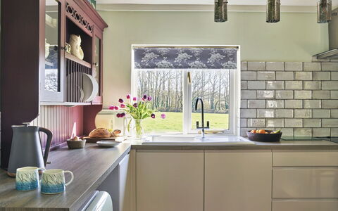 Snuggery: Keuken, Interieur Ontwerp, Countertop, Meubilair, Toestel Van De Keuken, Cabinetry, Huis, Lichte Inrichting, Verlichting, Kamer