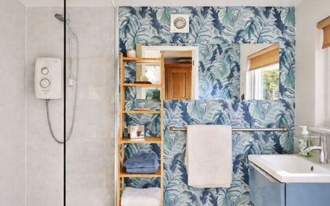 Snuggery: Loodgieterswerkinrichting, Badkamer, Tegel, Toilet, Wc Bril, Loodgieter, Handdoek, Kamerplant, Wastafel, Behang