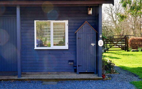 Snuggery: Hout, Deur, Verblijf, Dak, Huis, Siding, Garden Gebouwen, Schuur, Tuin, Backyard