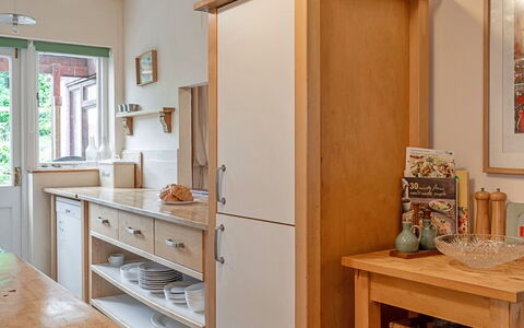 Heselwood: Meubilair, Cabinetry, Keuken, Countertop, Hout, Toestel Van De Keuken, Flooring, Interieur Ontwerp, Plank, Kast
