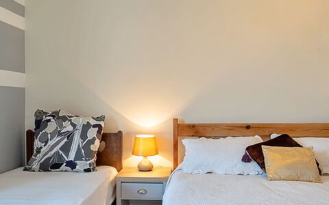 Heselwood: Bed, Bedding, Meubilair, Slaapkamer, Interieur Ontwerp, Laken, Muur, Hout, Kamer, Linens