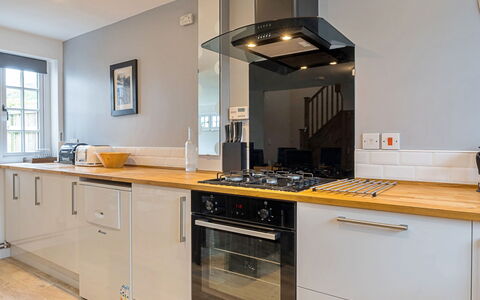 The Heselwood Coach House: Keuken, Countertop, Major Appliance, Toestel Van De Keuken, Flooring, Interieur Ontwerp, Hout, Cabinetry, Huishoudapparatuur, Fornuis