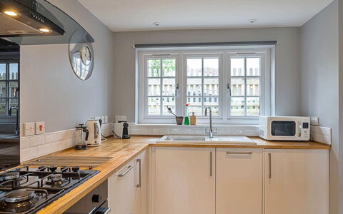 The Heselwood Coach House: Keuken, Toestel Van De Keuken, Countertop, Interieur Ontwerp, Major Appliance, Cabinetry, Flooring, Hout, Huishoudapparatuur, Meubilair