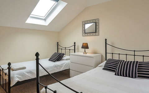 The Heselwood Coach House: Interieur Ontwerp, Bed, Flooring, Meubilair, Verdieping, Muur, Slaapkamer, Hout, Plafond, Kamer