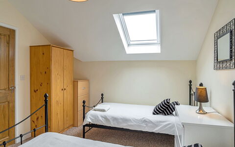 The Heselwood Coach House: Meubilair, Bed, Interieur Ontwerp, Slaapkamer, Verdieping, Muur, Flooring, Hout, Plafond, Kamer
