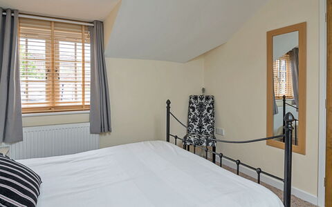 The Heselwood Coach House: Meubilair, Interieur Ontwerp, Muur, Bed, Hout, Slaapkamer, Plafond, Flooring, Verdieping, Huis