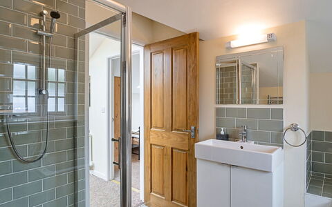 The Heselwood Coach House: Muur, Loodgieterswerkinrichting, Flooring, Interieur Ontwerp, Badkamer, Verdieping, Hout, Wastafel, Wastafel In De Badkamer, Kraan
