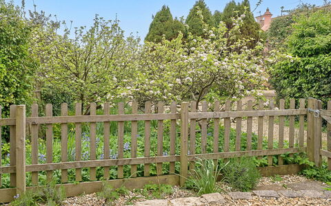 The Heselwood Coach House: Hek, Struik, Piketomheining, Tuin, Home Schermen, Groundcover, De Lente, Woody Plant, Backyard