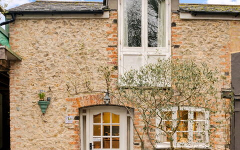 Little Roost: Muur, Venster, Huis, Deur, Facade, Architectuur, Verblijf, Huis, Dak, Steen
