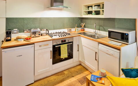 Little Roost: Toestel Van De Keuken, Keuken, Countertop, Major Appliance, Cabinetry, Interieur Ontwerp, Fornuis, Flooring, Meubilair, Fornuis