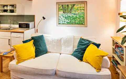 Little Roost: Meubilair, Interieur Ontwerp, Bankstel, Muur, Flooring, Kamer, Geel, Hout, Verdieping, Woonkamer