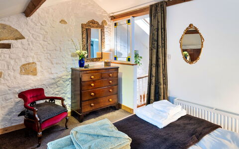 Little Roost: Muur, Meubilair, Hout, Interieur Ontwerp, Verlichting, Huis, Slaapkamer, Plafond, Bed, Fotolijst