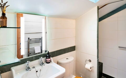 Little Roost: Badkamer, Loodgieterswerkinrichting, Interieur Ontwerp, Flooring, Verdieping, Wastafel, Loodgieter, Wastafel In De Badkamer, Kraan, Toilet