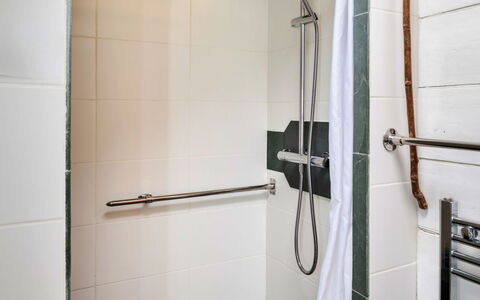 Little Roost: Loodgieterswerkinrichting, Badkamer, Flooring, Douche, Verdieping, Douchekop, Loodgieter, Douchestang, Tegel, Douchepaneel