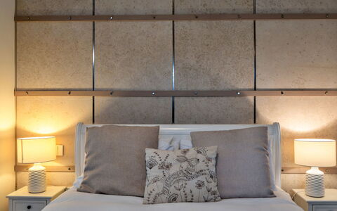 Pig Cottage at Dairy Cottages: Slaapkamer, Bedding, Bed, Linens, Laken, Meubilair, Interieur Ontwerp, Verlichting, Bed Frame, Kamer