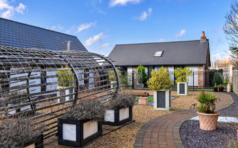 Pig Cottage at Dairy Cottages: Dak, Samengesteld Materiaal, Tuin, Verblijf, Landscaping, Werf, Schaduw, Oprit, Ontwerp